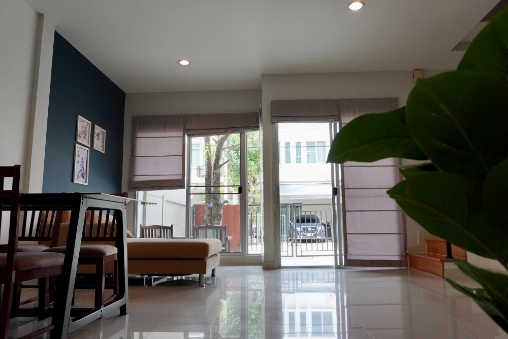 For RentTownhouseRattanathibet, Sanambinna : Townhome for rent, Vista One 8 O Ratchavipha VISTA One 8 O, near Ngamwongwan Expressway, near The Mall Ngamwongwan, Big c Wong Sawang.