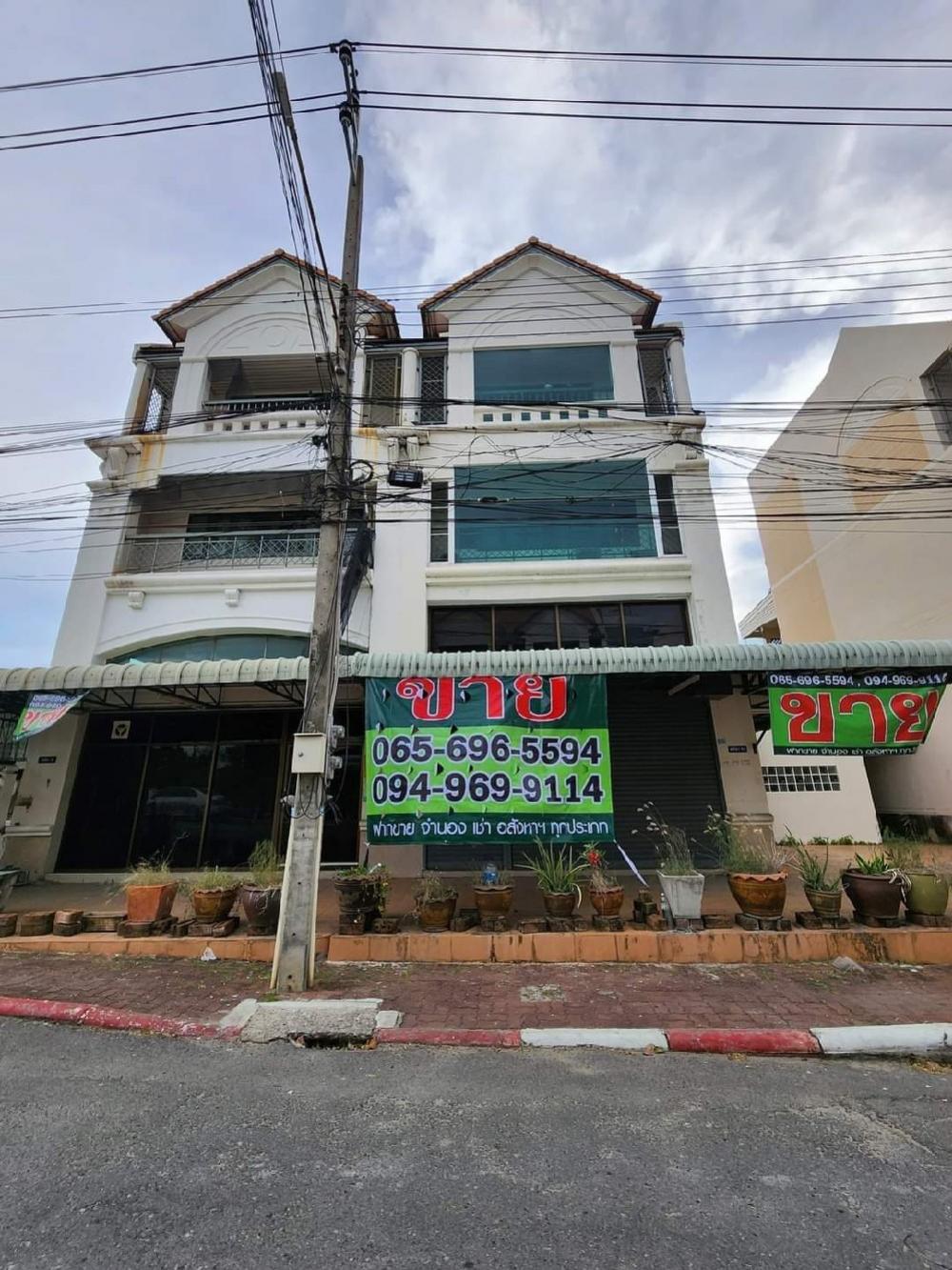 For SaleHome OfficePattanakan, Srinakarin : Home office townhome for sale, near the Yellow Line, 5 minutes walk to MRT Sri Bearing, good location, parking, security guard ❗️