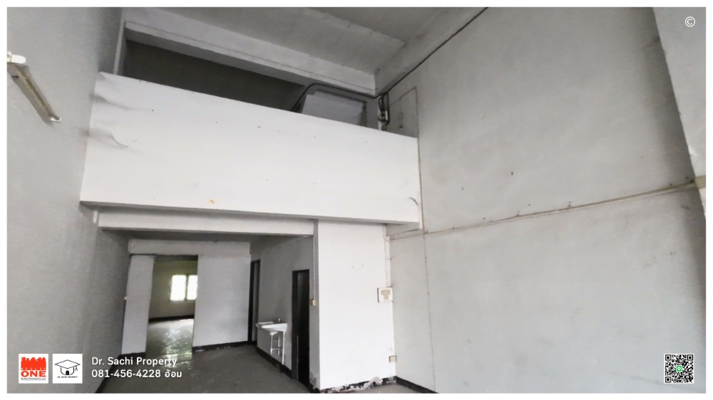 For RentShophouseChiang Mai : Commercial building for rent, next to the main road, near Lotus Chom Thong, 3 and a half floors, 40 sq m, with space at the back.