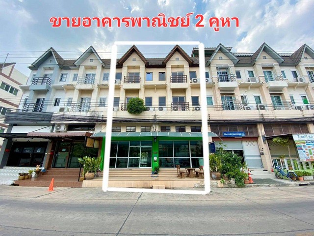 For SaleShophousePathum Thani,Rangsit, Thammasat : Selling very cheaply, commercial building, Sathaporn Village, 2 units, 4 floors, already smashed together. Next to Lotus Khlong Si, Thanyaburi District, Pathum Thani