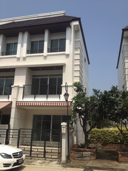 For RentTownhouseKasetsart, Ratchayothin : Townhome for rent, 3 floors, corner house, Baan Klang Krung Ratchavipha, 4 air conditioners, no furniture, near Ratchada, Lat Phrao, Chatuchak.