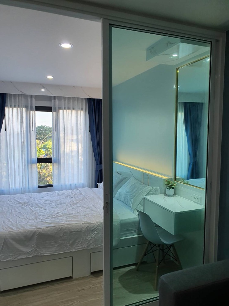 For SaleCondoLadkrabang, Suwannaphum Airport : Condo for sale: Rye, Rye Hua Mak, Building A, 4th floor, built-in, luxurious throughout the room, pool view, open view, very beautiful, selling price 1.85 million baht.