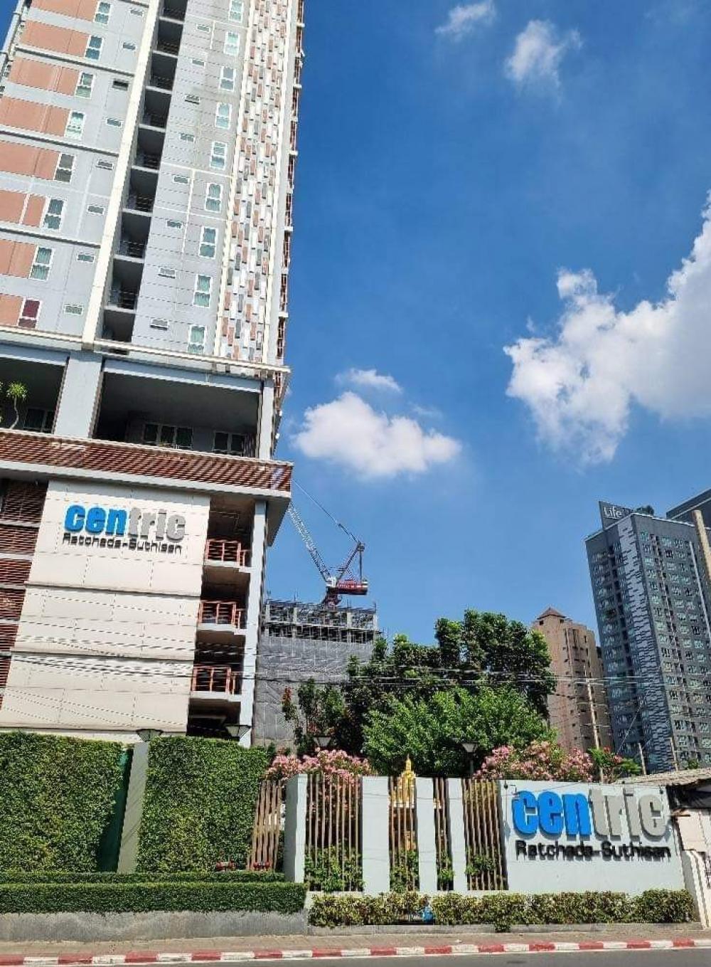 For RentCondoRatchadapisek, Huaikwang, Suttisan : ❤For sale/rent Condo Centric Ratchada Sutthisan, can enter and exit both Ratchada Road, connected to Vibhavadi.
 Near MRT Sutthisan 50 meters.
 🔰 Selling for 3.45 million baht, transfer half each 🔰 with tenant 🙏
 🔰1 year rent 14,000/month🔰
 Room details: