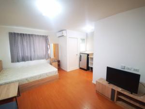 For RentCondoPathum Thani,Rangsit, Thammasat : 💥Cheap condo for rent 🚗 Travel to Bangkok University convenient and safe 💥 There is a fitness center with a swimming pool as well.