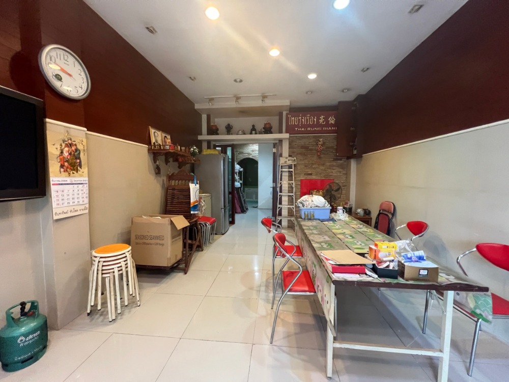 For SaleShophouseRama 8, Samsen, Ratchawat : Dusit commercial building for sale, very good location, 4.5 floors, Soi Khlong Lampak, Soi Luk Luang 1, good condition, ready to move in.