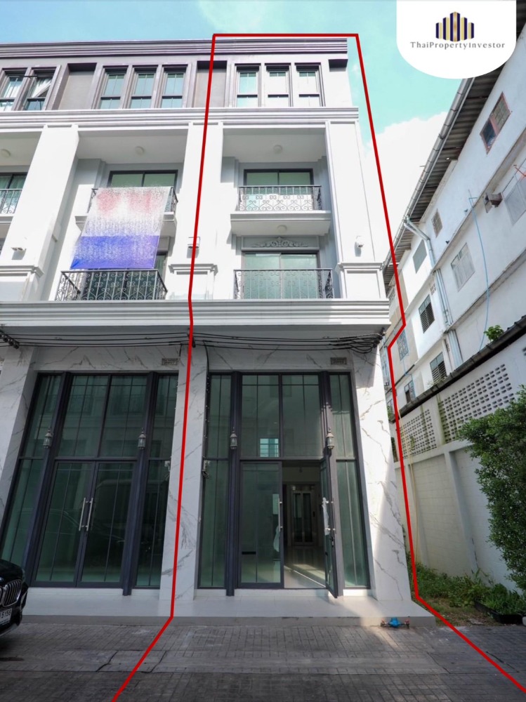 For SaleHome OfficeOnnut, Udomsuk : Cheap home office for sale in the corner Next to the main road, Sukhumvit 77 (On Nut), The Master project, The Master @BTS Onnut 2, area 26.1 sq m, usable area 227 sq m, 4.5 floors, 4 work rooms, 4 bathrooms, with 1 passenger elevator, private parking. Cl