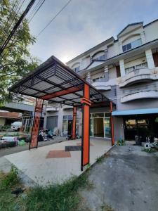 For SaleShophouseMin Buri, Romklao : 3-story commercial building for sale, Narathon Village, Suwinthawong 23, Ramkhamhaeng, Romklao, Suvarnabhumi Airport. Orange Line motorway expressway