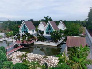 For SaleLandMahachai Samut Sakhon : Land for sale with 6 houses, 3 rai 2 ngan 90 sq m, next to the Tha Chin River, Tha Mai Subdistrict, Krathum Baen District, Samut Sakhon 74110
