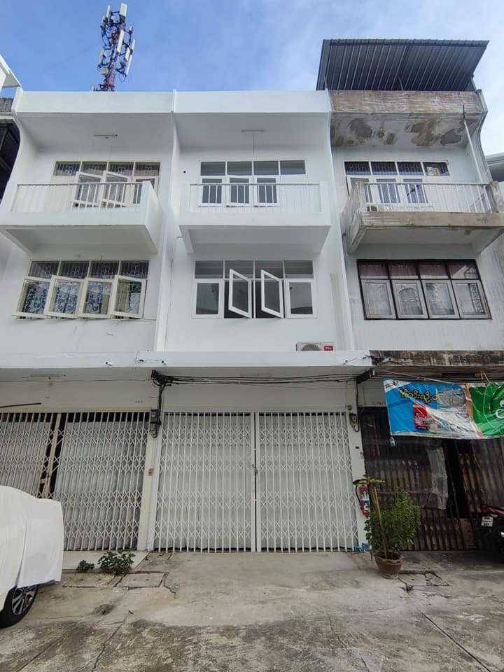 For RentTownhouseWongwianyai, Charoennakor : 2-story townhouse for rent, Soi Lat Ya 1, Wongwian Yai, near Platform Wongwian Yai and Icon Siam.