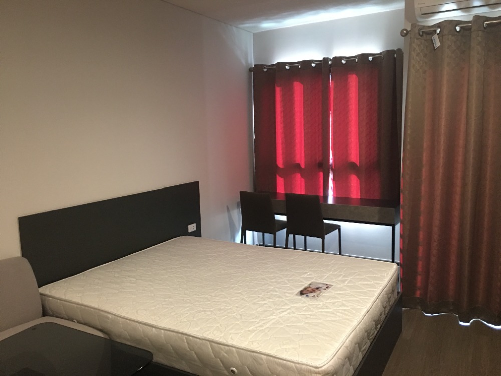 For RentCondoSapankwai,Jatujak : For rent, 1 bedroom, size 35 square meters, high floor, Chatuchak Park view. Ready to move in. Contact 094-641-5974 Khun Bank.