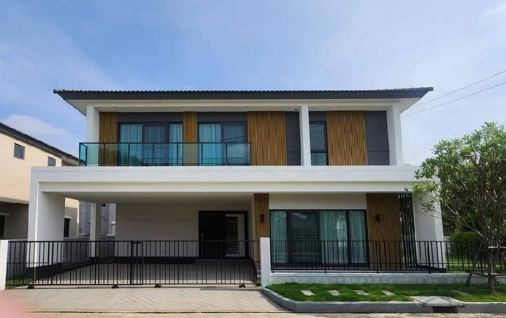 For SaleHouseLadkrabang, Suwannaphum Airport : Beautiful house on the corner of Main Road, modern style. Classic Centro On Nut-Suvarnabhumi, the largest type of the project (H23085)‼️House type, the largest, with a price not exceeding 10 million‼️‼️Almost 2.5 million baht for decoration, complete, jus