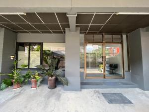 For RentShophouseVipawadee, Don Mueang, Lak Si : Room for rent in front of the building, suitable for an office or various shops.