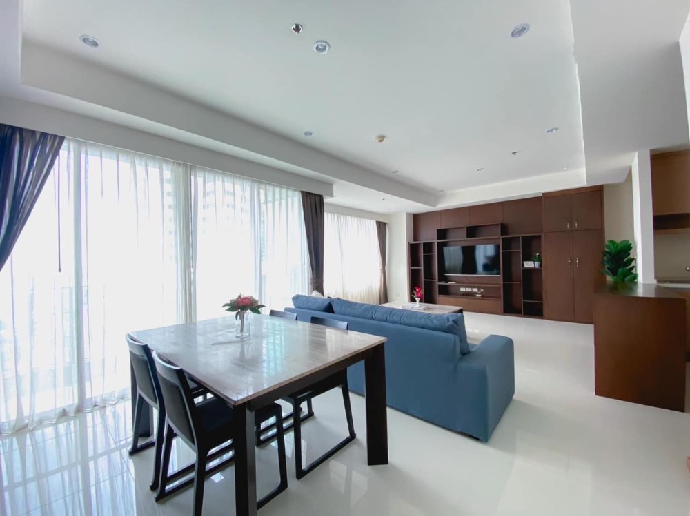 For SaleCondoSukhumvit, Asoke, Thonglor : 🌤️For sale with tenant til Feb 25, Stunning views 2 beds, 3 baths condominium with exquisite decor. Located in The Emporio Place, it features built-in furniture, and a convenient storage area. Close to BTS Phrom Phong.