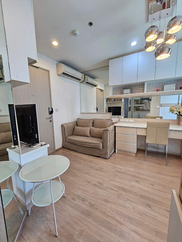 For RentCondoSiam Paragon ,Chulalongkorn,Samyan : Ideo Q Chula – Samyan for rent : Studio room for 24 sqm. Pool View on 9th floor. With fully furnished and electrical appliances. Just 350 m. to MRT Samyan.