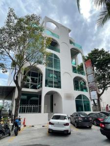 For RentShophouseChaengwatana, Muangthong : Commercial space for rent Stunningly beautiful on Bond Street Muang Thong Thani main road, the room is on the 1st floor, in front of the entrance to the building. Area for rent within the building: 137 sq m.