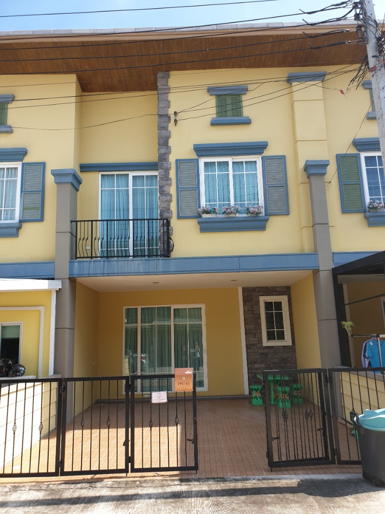 For SaleTownhouseLadkrabang, Suwannaphum Airport : Townhome for rent, Golden Town, On Nut-Pattanakarn, Soi On Nut 65, the front zone house is not crowded. Next to the clubhouse, fully furnished