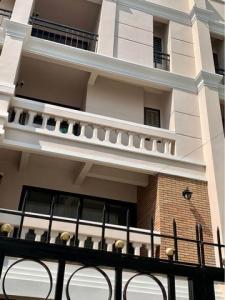 For RentTownhouseSukhumvit, Asoke, Thonglor : HR1411 4-story townhome for rent, Sukhumvit Soi 4 ​​area, decorated and ready to move in. Convenient travel near BTS Nana.