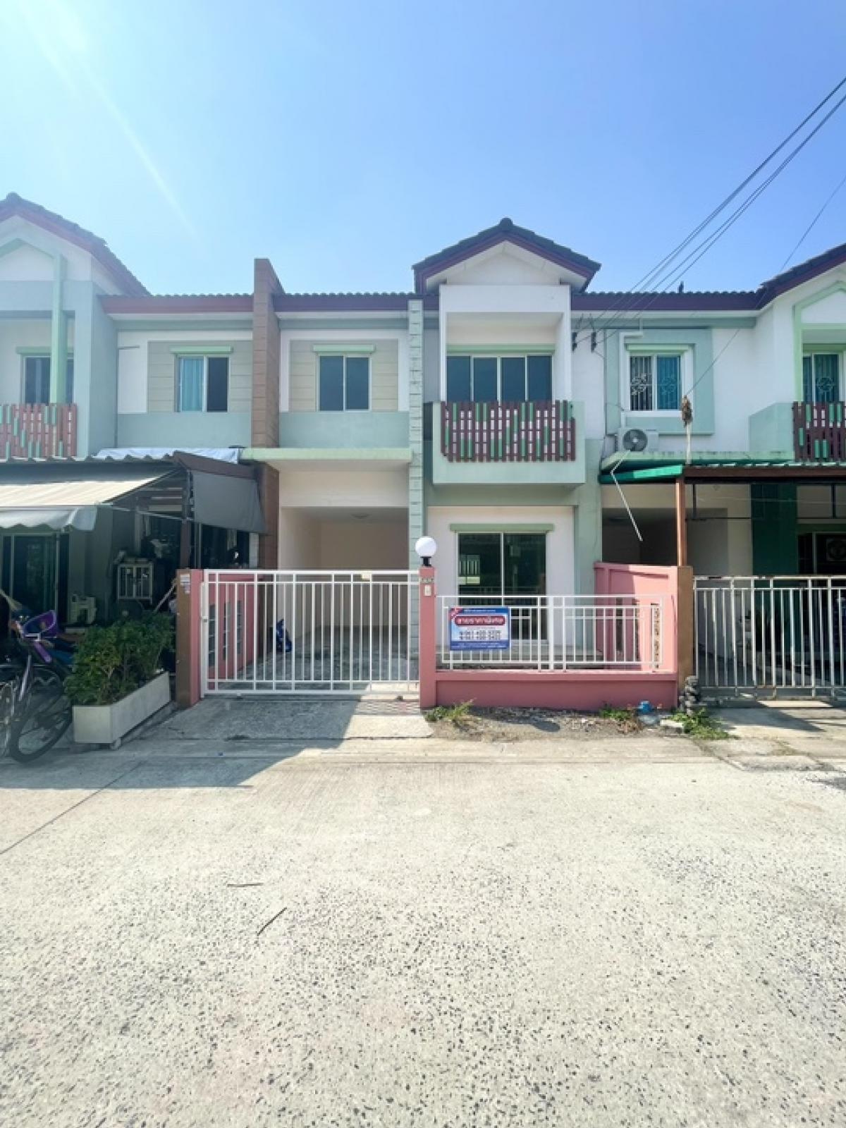 For SaleTownhouseNawamin, Ramindra : Free of charge for everything‼️Townhouse Lio 3 Wongwaen-Ramindra 17 sq m, 3 bedrooms, 2 bathrooms, village next to the ring road. In front of the alley next to 7-Eleven Only 2 kilometers from the Pink Line electric train and Irish fashion, next to the mot