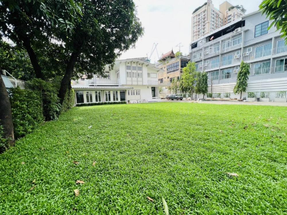 For RentHouseSukhumvit, Asoke, Thonglor : ⭐️⭐️House For Rent, with large garden a lots of space, fully furnished, suitable for living and home office @ Sukhumvit 44.  Near Bts Ekamai