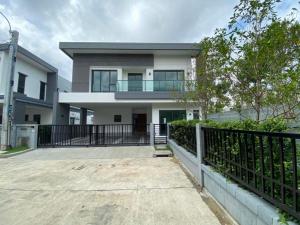 For SaleHouseLadkrabang, Suwannaphum Airport : Single house for sale, The City Sukhumvit - On Nut, new house, completed construction, never lived in, north direction, private corner plot. There is a garden area in front and on the side of the house.