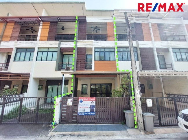 For SaleTownhouseThaphra, Talat Phlu, Wutthakat : 3-story townhome for sale in the Signature Kanlapaphruek project, beginning of the project, very good price, ready to move in.
