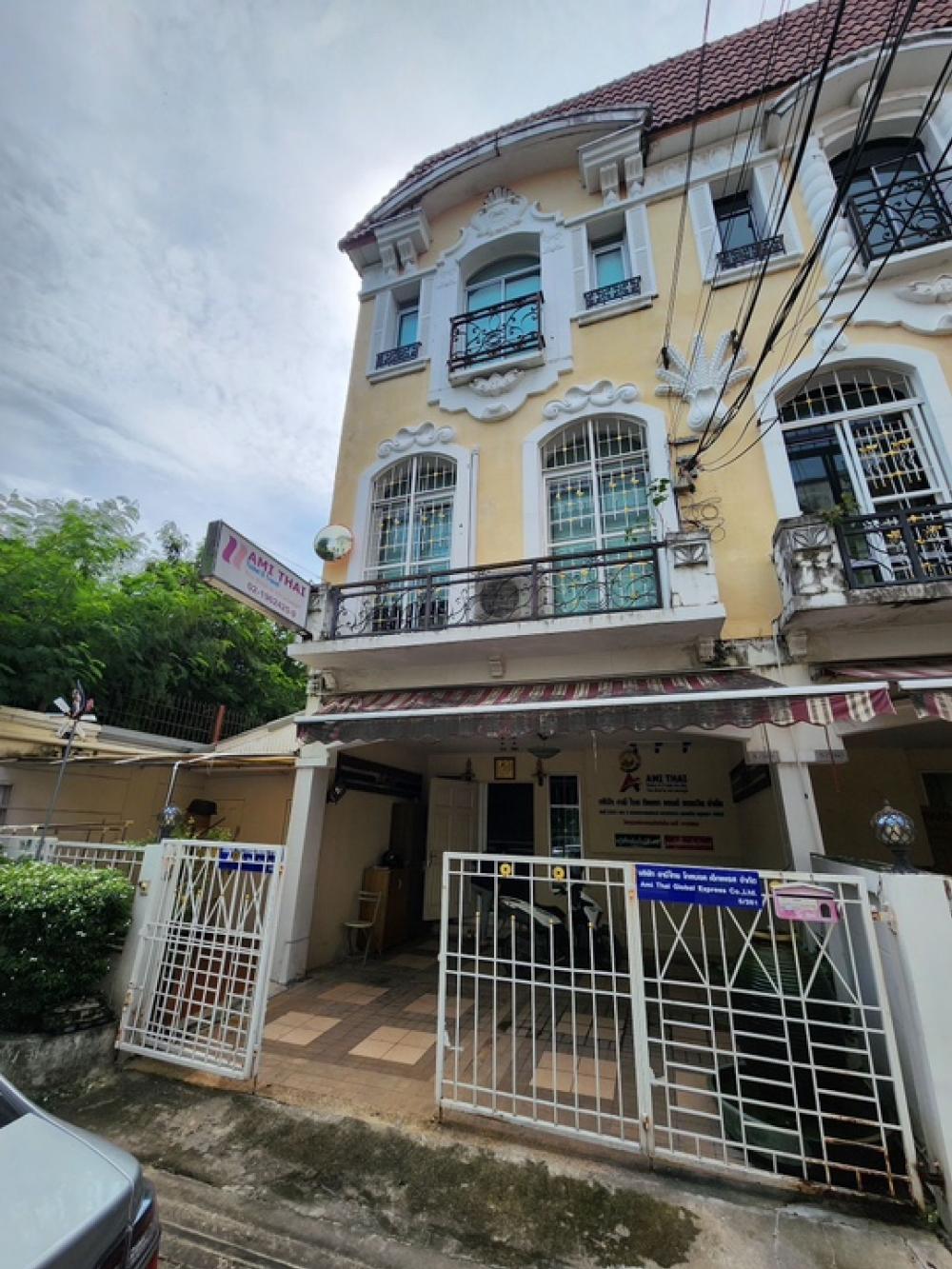 For SaleTownhouseKasetsart, Ratchayothin : 🔥Urgent sale behind private corner. You cant find this price anymore. Baan Klang Muang Monte Carlo Ratchavipha