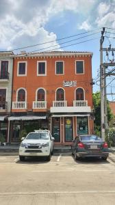 For SaleHome OfficeNawamin, Ramindra : Commercial building for sale, Home Office, Venice D Iris Watcharapol, in the heart of a residential area, commercial location, Watcharapol area, corner unit for sale with tenants.