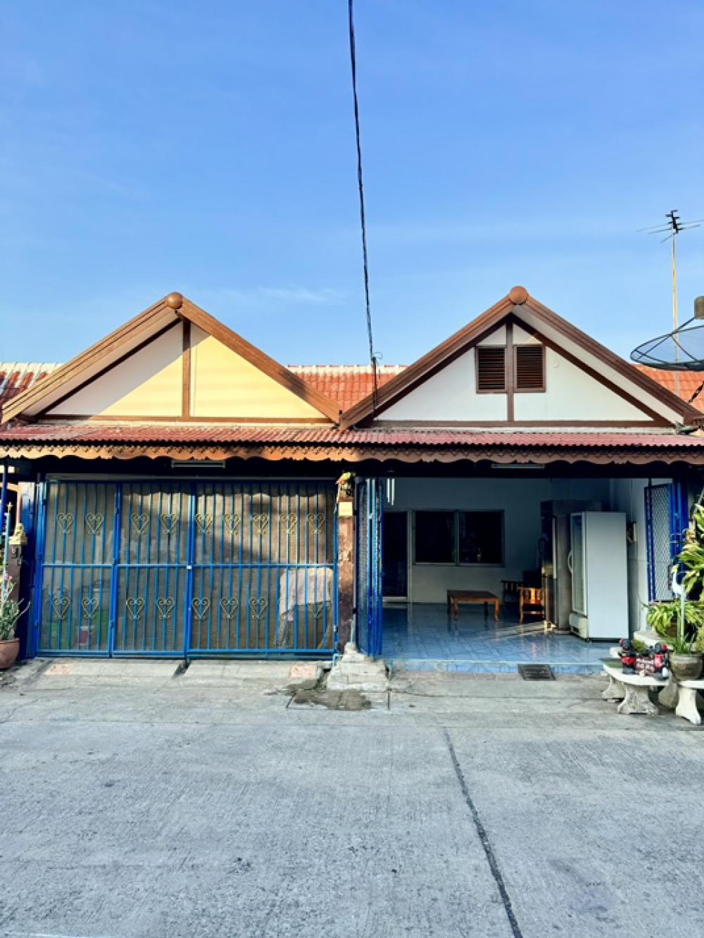 For SaleHouseSamut Prakan,Samrong : Baan Seri 5 townhouse for sale, total area 36 sq m., Soi Phraeksa 12.