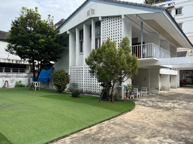 For SaleLandSukhumvit, Asoke, Thonglor : HS666 Land and house for sale, area 323 sq m, Soi Ekkamai 22, suitable for building an office, house, residence.