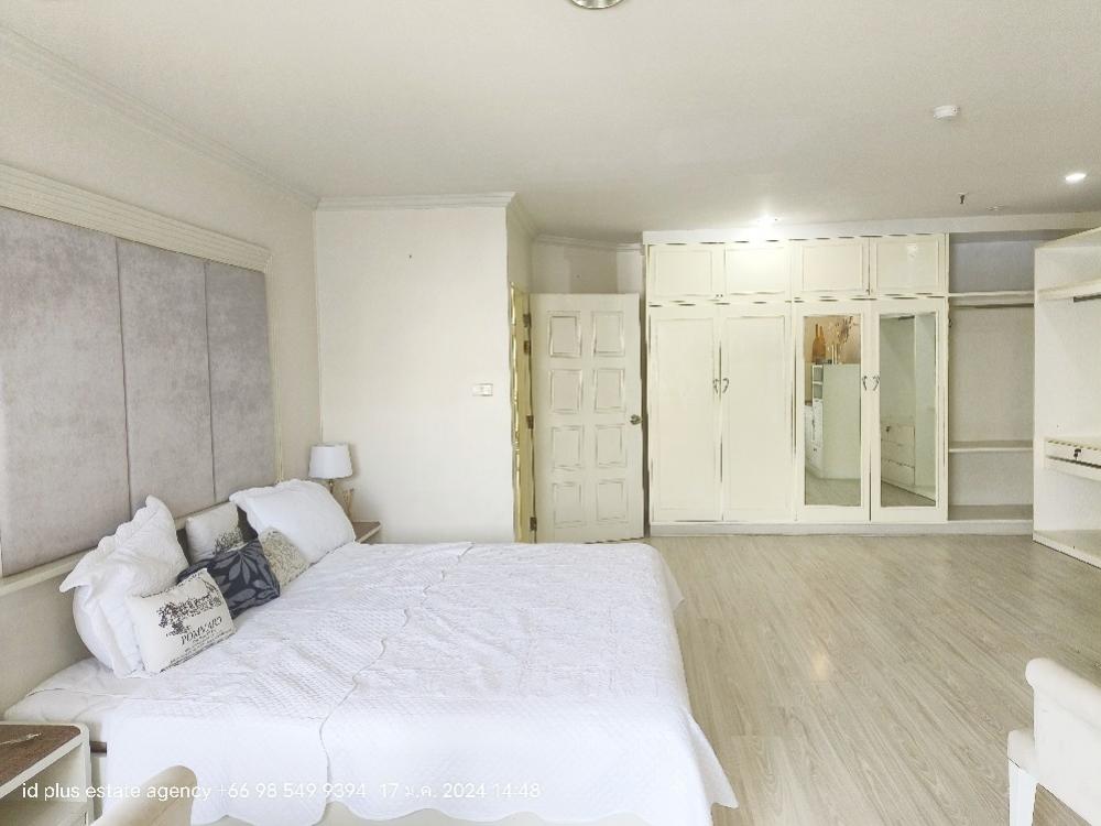 For RentCondoSukhumvit, Asoke, Thonglor : Condo for near BTS Thonglor for rent: 3 bedrooms 2.5 bathrooms for 223 sqm. 2 cars parking on 21st floor. With fully furnished and electrical appliances. Just 400 m. to BTS Thonglor. Rental only for 65,000 / m.( allowed small pet )