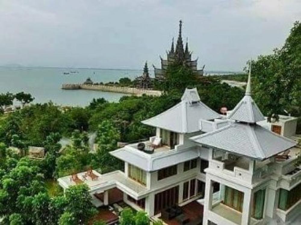 For RentHousePattaya, Bangsaen, Chonburi : 🎊** For sale / for rent**  Luxurious house next to the sea in North Pattaya   🎊Sale price 190 million baht !!   (Tenant contract until February 2025, rent 150,000 per month)