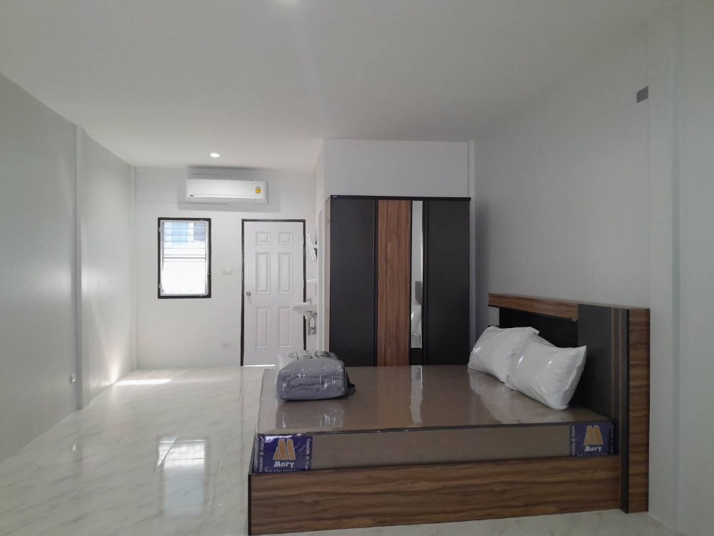 For RentTownhouseSriracha Laem Chabang Ban Bueng : The owner of the post accepts agents. Room for rent in Bowin, next to Amata City Industrial Estate, there are 2 price rates to choose from, complete with amenities.