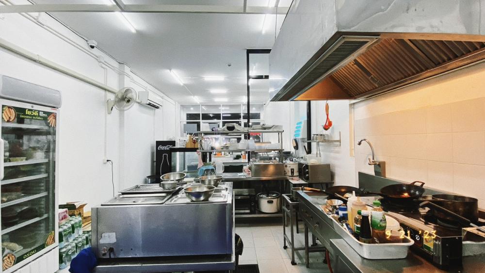 For RentRetailPathum Thani,Rangsit, Thammasat : Central kitchen for rent, open 24 hours, free Wifi, can choose to rent daily/monthly/yearly. Tools and equipment ready to make both savory and sweet. Available for immediate sale.