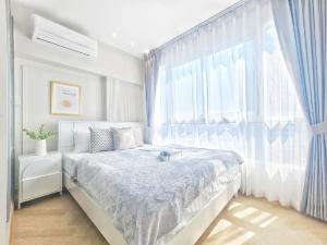 For SaleCondoRatchadapisek, Huaikwang, Suttisan : Very suitable for families Because the room is very big, there are many people. No need to fight for showers anymore. Because here there are 2 bedrooms, 2 bathrooms, a large room in the heart of Ratchada. The central part is great.