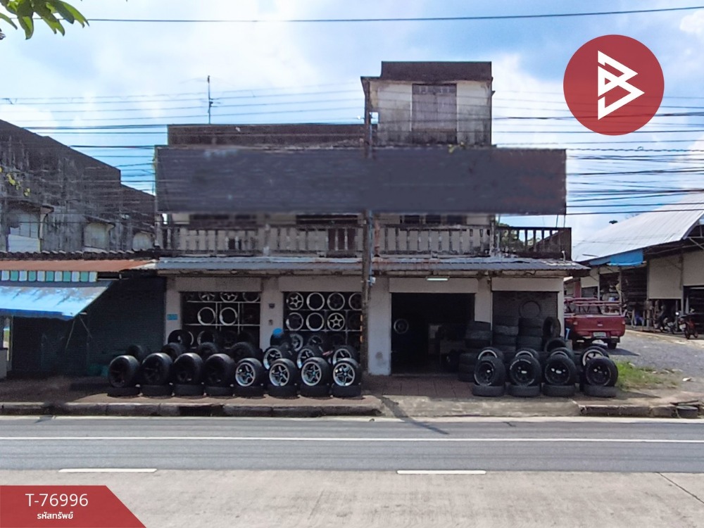 For SaleShophouseNakhon Si Thammarat : Urgent sale, 2-story commercial building, area 73.8 square meters, Pho Sadet Subdistrict, Nakhon Si Thammarat, good location next to the road.