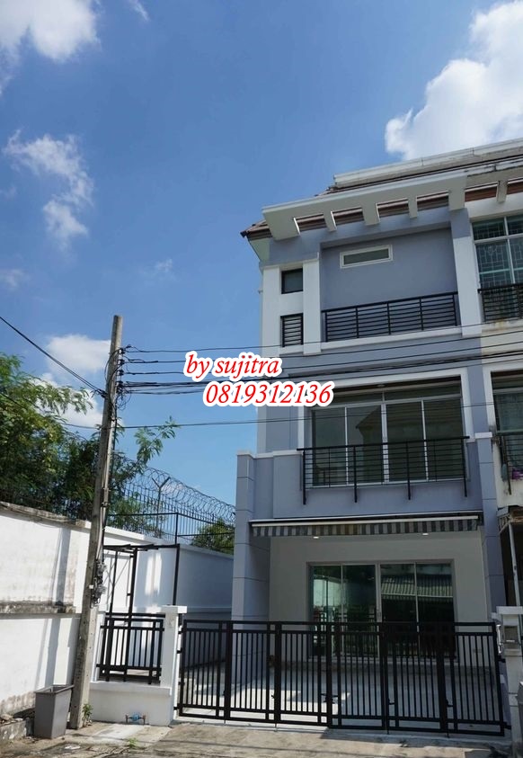 For RentTownhousePattanakan, Srinakarin : Townhome for rent, 3 floors, 27 sq m, corner room, Baan Klang Muang. Srinakarin 24