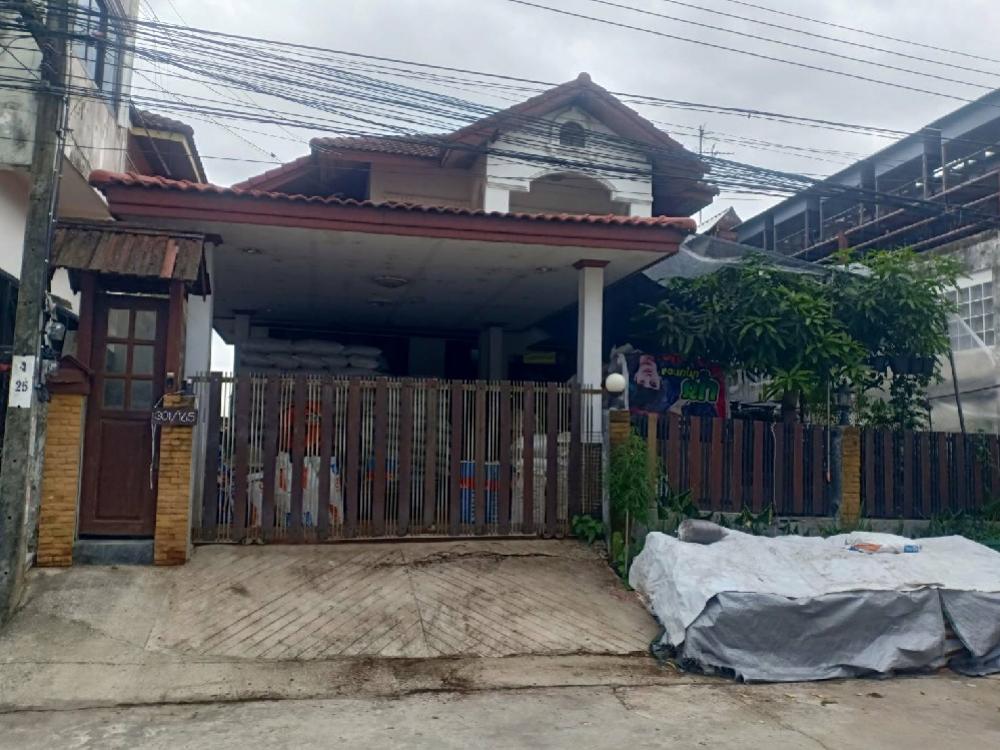 For SaleHouseLadkrabang, Suwannaphum Airport : House for sale, Rung Arun Village 2 Connected to new Krungthep Kreetha Road, special price 3,200,000 baht • 3 bedrooms, 2 bathrooms • Area 50 square meters, wide usable area • Convenient with the wind blowing through all the time. There are no buildings b