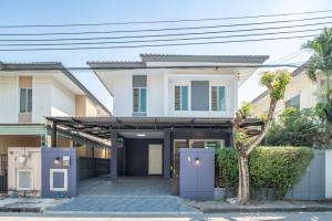 For SaleHouseLadkrabang, Suwannaphum Airport : Newly renovated semi-detached house for sale, fully renovated, Chalong Krung area, near Lat Krabang Industrial Estate.