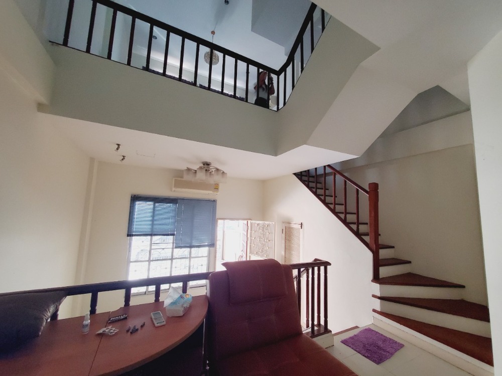 For RentHouseRatchadapisek, Huaikwang, Suttisan : Home Office/townhome for rent, 3 floors, can park 3 cars, only 22,000 baht/month.