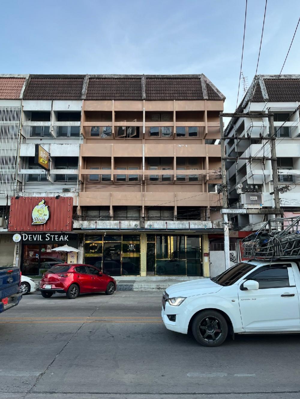 For RentShophousePathum Thani,Rangsit, Thammasat : 💥 Shophouse for rent, 2 rooms, area size 336 sq m., 3 floors, 1 mezzanine, with bathrooms on every floor, very good location, alley entrance to Muang Ek💥