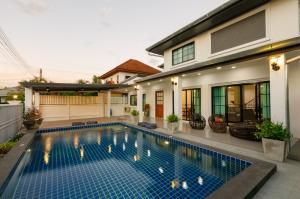 For SaleHouseChiang Mai : Pool Villa Chiang Mai, luxury style, in Royal View Village, Hang Dong, price not more than 8 MB.