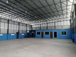 For RentWarehouseMahachai Samut Sakhon : RK385 Newly built warehouse for rent, Khok Kham, Mueang Samut Sakhon District, land 154 sq m, 680 sq m, weight support 2 tons per sq m, height in warehouse 7. meters with office, 2 rooms, 2 bathrooms, 3 phase electricity 15/45, there is space around the w