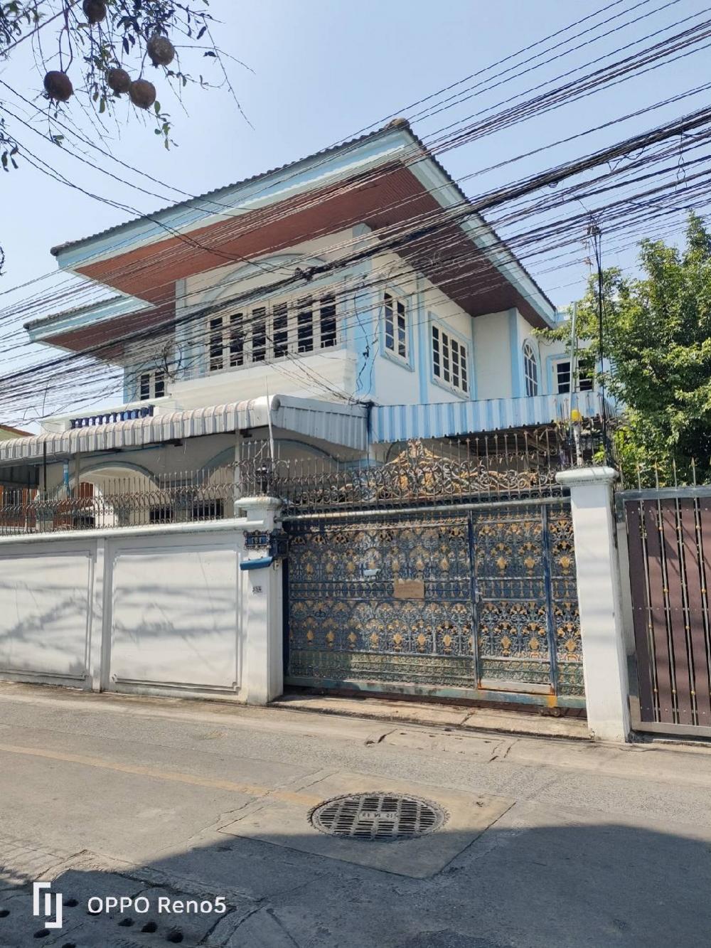 For RentHouseAri,Anusaowaree : House for rent, Saowa Phahonyothin Road, Soi 5, 2-story detached house. 3 bedrooms, 2 bathrooms, 2 air conditioners, some furniture, large hall, near Anuri Battlefield / near Chatuchak Park, near the BTS / parking in the house for 2 cars, suitable for liv