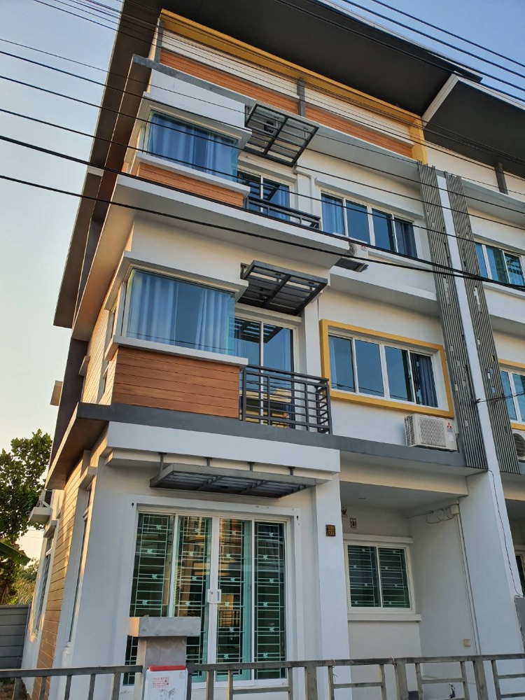 For RentTownhouseLadkrabang, Suwannaphum Airport : ** 3-story townhome for rent, The Trop, size 28 sq m., corner room, good location** Rental price 20,000 baht