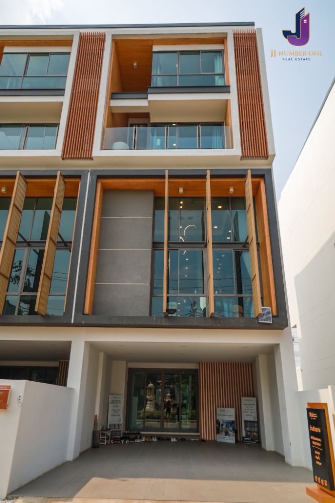 For SaleTownhousePattanakan, Srinakarin : Townhome for sale, Sho Pattanakarn 32, size 4.5 floors, 4 bedrooms, 5 bathrooms, usable area 345 sq m. 📌 Property code JJ-H137 📌