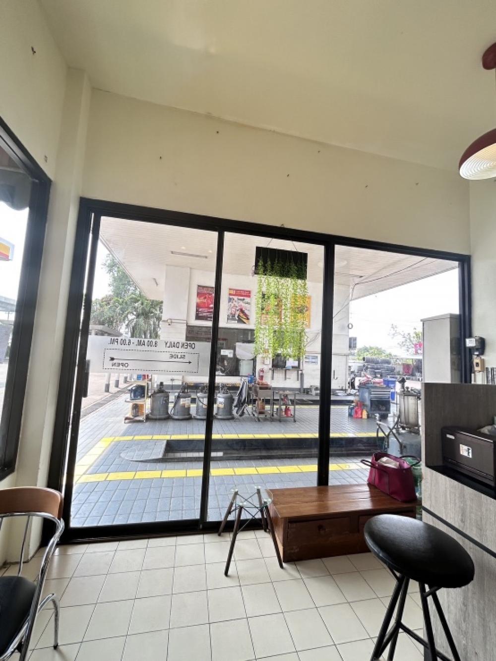 For LeaseholdRetailMin Buri, Romklao : Coffee shop for rent in Pan Esso Anyone who has coffee can invest. Rent 7500, lease 119000. Contact 0915045555. You can come in and do it. Come dress up and negotiate. Want to sell quickly. 1. Coffee making equipment. Investment = 100002. Maker=500003. Gr