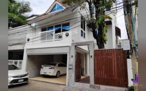 For RentHouseLadprao, Central Ladprao : 4-story twin house for rent, good location, 4 bedrooms, 4 bathrooms, usable area 430 sq m., width 10 m. 45 sq m., near TheCOMMONS 📌 Property code JJ-H139📌