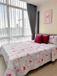 For RentCondoOnnut, Udomsuk : 📣Rent with us and get 500 baht! Beautiful room, good price, very livable. Dont miss it!! The Sky Sukhumvit MEBK13971