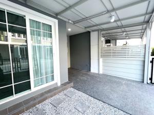 For RentTownhouseBangna, Bearing, Lasalle : House for rent Golden Town Sukhumvit-La Salle, Soi Sukhumvit 113, can enter and exit via Lasalle and Bearing, for rent 25,000/month.