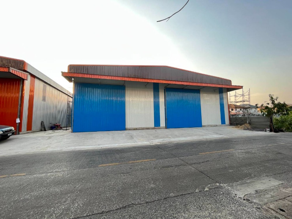 For RentWarehouseChokchai 4, Ladprao 71, Ladprao 48, : Newly built warehouse for rent, Nawamin Kaset Nawamin, Soi Nawamin 111, near the expressway, connected to many routes. Container trucks can enter and exit.